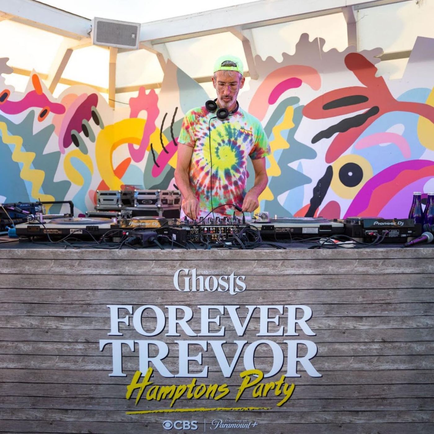 DJ firing a Ghosts money gun of Trevor bills over the decks